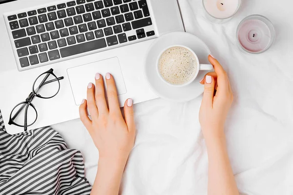 Tampilan Atas Tangan Perempuan Laptop Dengan Cangkir Kopi Tempat Tidur — Stok Foto