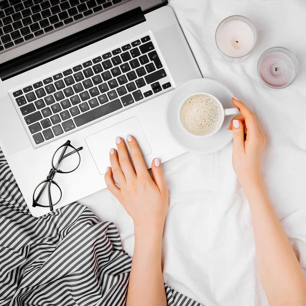 Vista Superior Las Manos Femeninas Ordenador Portátil Con Taza Café — Foto de Stock