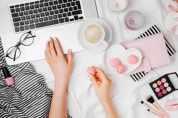 Kadın el laptop ile kahve fincanı ve macaroons, üstten görünüm