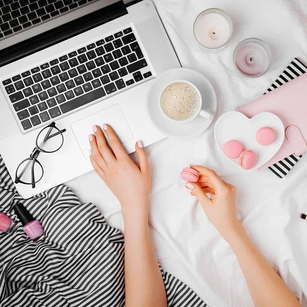 Vista Superior Las Manos Femeninas Portátil Con Taza Café Macarrones — Foto de Stock