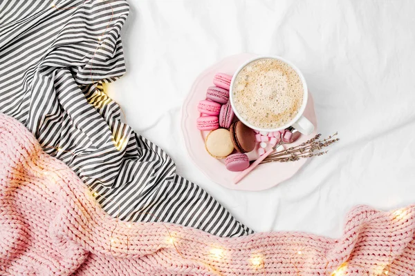 Kopje Koffie Met Macarons Bed Bovenaanzicht — Stockfoto