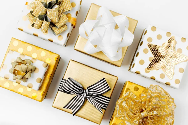 en iyi Noel hediye kutuları görünümünü izole beyaz arka plan üzerinde 