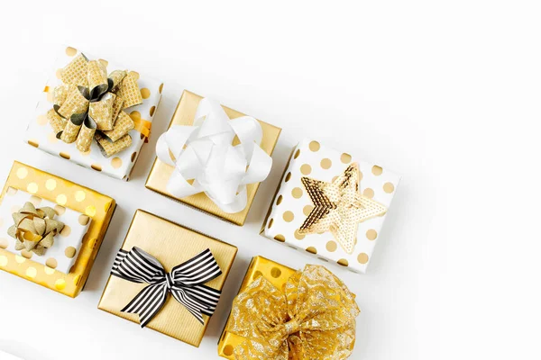 en iyi Noel hediye kutuları görünümünü izole beyaz arka plan üzerinde 