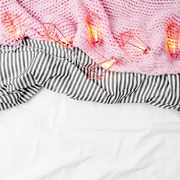 Plaid Tricoté Rose Sur Linge Lit Rayé Avec Guirlande — Photo