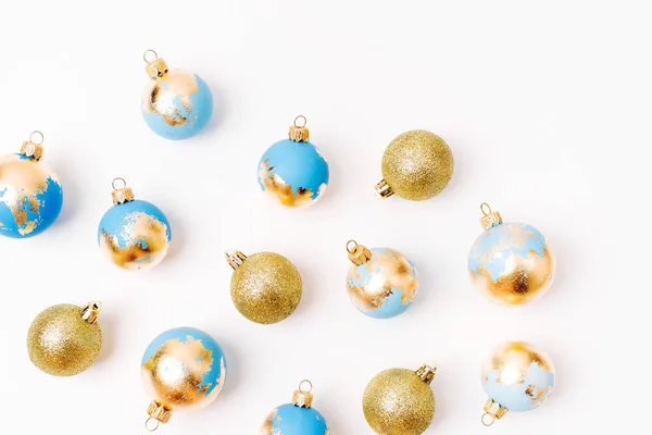 白い背景に分離された青と金色のクリスマスつまらない — ストック写真