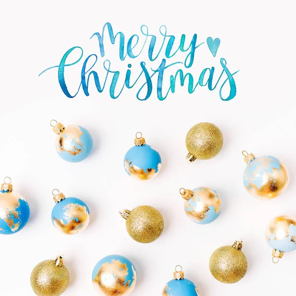 Beyaz Arka Plan Üzerinde Izole Mavi Altın Noel Baubles — Stok fotoğraf