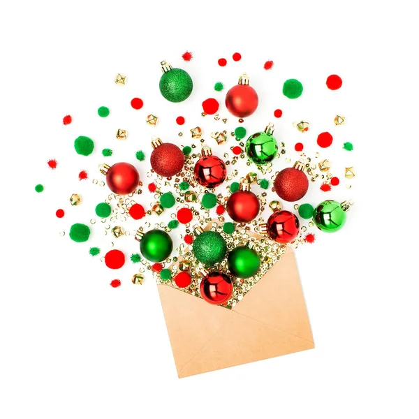 Baubles Natal Vermelho Verde Caindo Envelope Fundo Branco — Fotografia de Stock