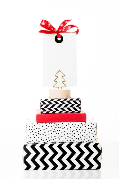 Stapel Schwarzer Und Roter Geschenkboxen Mit Kartenattrappe Auf Weißem Hintergrund — Stockfoto