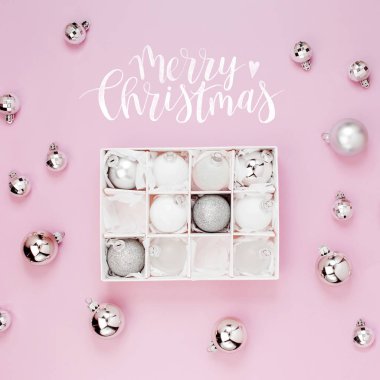 üstten görünüm kutusunda, üstten görünüm parlak gümüş Noel topları