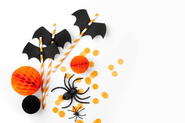 Cadılar Bayramı tatil dekorasyon ve payet kağıt yarasalar üzerinde beyaz arka plan ile