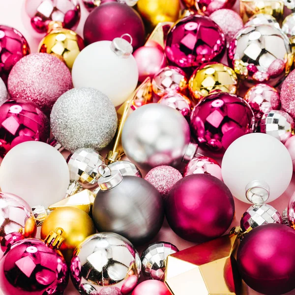 クリスマスの光沢のあるつまらないとゴールド クリスタルの背景 — ストック写真