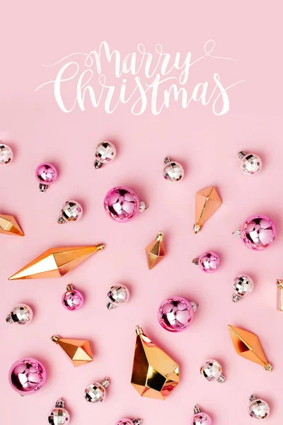 スタイリッシュなクリスマス背景に光沢のあるつまらない パステル ピンクの背景が付いてゴールド クリスタル結婚クリスマス レタリング — ストック写真