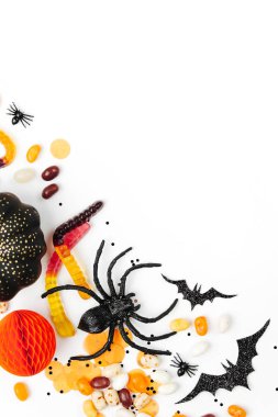 Şekerler, yarasalar, örümcekler, kabak ve süslemeleri Cadılar Bayramı tatil arka plan