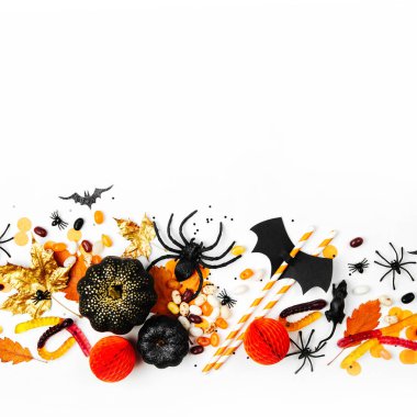 Şekerler, yarasalar, örümcekler, kabak ve süslemeleri Cadılar Bayramı tatil arka plan