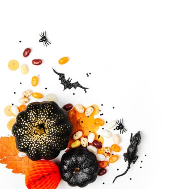 Şekerler, yarasalar, örümcekler, kabak ve süslemeleri Cadılar Bayramı tatil arka plan