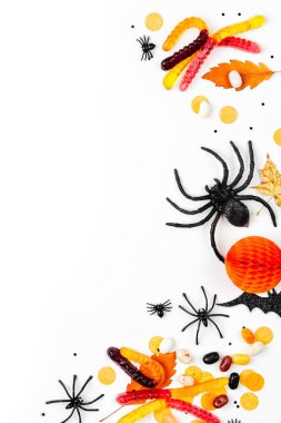 Şekerler, yarasalar, örümcekler, kabak ve süslemeleri Cadılar Bayramı tatil arka plan