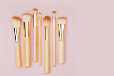 Çeşitli makyaj fırçaları bir pastel pembe moda. Düz yatıyordu, en iyi görünümü