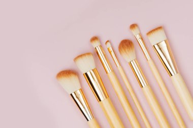 Çeşitli makyaj fırçaları bir pastel pembe moda. Düz yatıyordu, en iyi görünümü