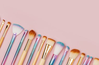 Çeşitli makyaj fırçaları bir pastel pembe moda. Düz yatıyordu, en iyi görünümü