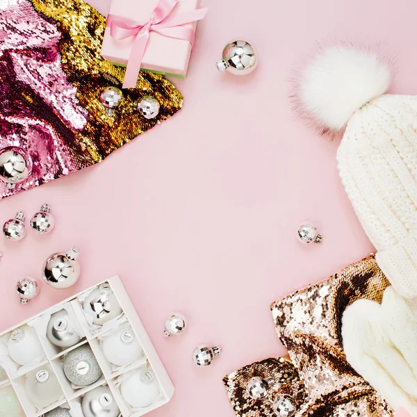 粉红色背景上的保暖帽 手套和圣诞装饰品 — 图库照片