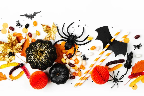 Şekerler, yarasalar, örümcekler, kabak ve süslemeleri Cadılar Bayramı tatil arka plan