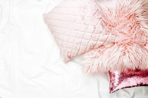 Zachte Roze Kussens Witte Bed Deken Bovenaanzicht — Stockfoto