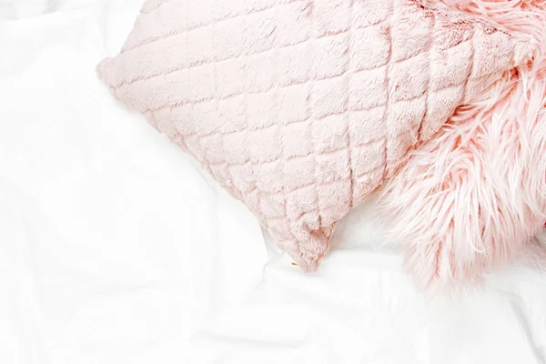Zachte Roze Kussens Witte Bed Deken Bovenaanzicht — Stockfoto