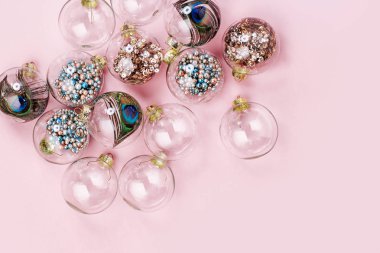 cam saydam Noel baubles pembe bir arka plan üzerinde