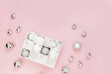 üstten görünüm kutusunda, üstten görünüm parlak gümüş Noel topları
