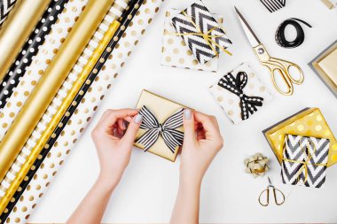 Eller masanın üzerine çeşitli kağıt ambalaj ile hediye ambalaj üstten görünüm