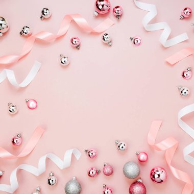 çerçeve Noel baubles ve pastel pembe arka plan şeritler