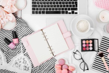 dizüstü bilgisayar, kozmetik ve kahve macaroons ile üstten görünüm