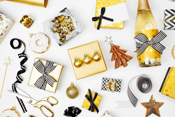 金色圣诞装饰品 礼品和香槟瓶的静物 — 图库照片