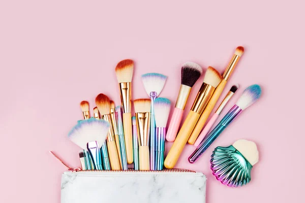 Cepillos Maquillaje Holográficos Colores Moda Sobre Fondo Rosa Pastel —  Fotos de Stock