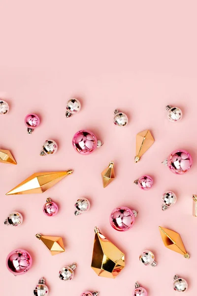 Stijlvolle Kerst Patroon Met Glimmende Ballen Gouden Kristallen Pastel Roze — Stockfoto