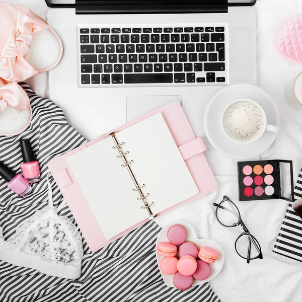 Bovenaanzicht Van Laptop Cosmetica Koffiekopje Met Bitterkoekjes — Stockfoto