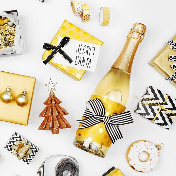 金色圣诞装饰品 礼品和香槟瓶的静物 — 图库照片