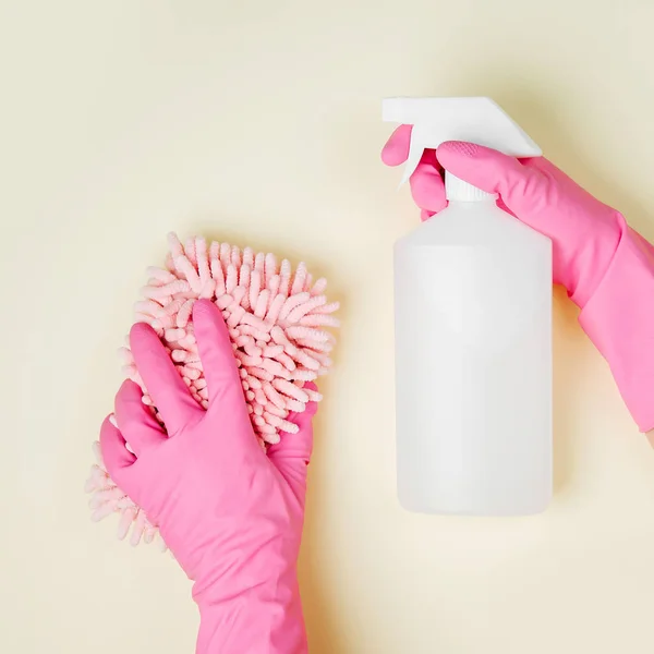 Händer Gummihandskar Håller Cleanser Spray Och Svamp — Stockfoto