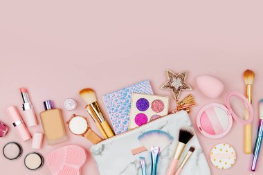 pembe arka plan, üstten görünüm üzerinde kozmetik ve fırçalar üstten görünüm