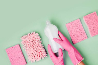 Pembe eldivenleri Temizleyici Mikrofiber Kumaş ve sünger ile şişe tutan ellere