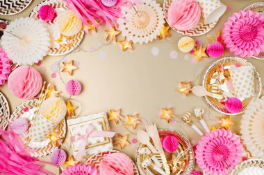 Çerçeve altın ve pembe parti dekorasyon şeyler yaptı. Düz yatıyordu, en iyi görünümü