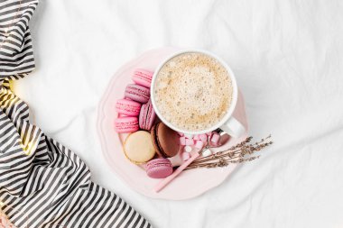 kahve ile macarons yatakta, üstten görünüm