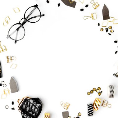 Çerçeve siyah beyaz iş kırtasiyesinden yapılmış. Düz yatış, üst görünüm