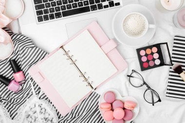 dizüstü bilgisayar, kozmetik ve kahve macaroons ile üstten görünüm