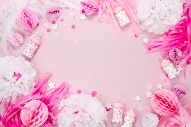 Bebek duş parti süsleri pastel pembe bir arka plan üzerinde