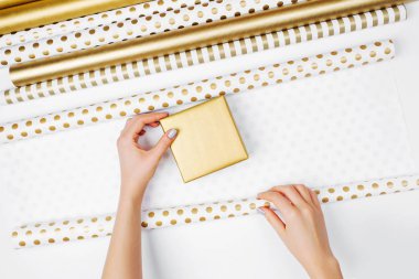 Eller masanın üzerine çeşitli kağıt ambalaj ile hediye ambalaj üstten görünüm