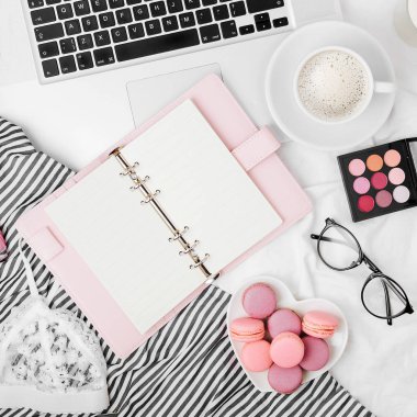 dizüstü bilgisayar, kozmetik ve kahve macaroons ile üstten görünüm