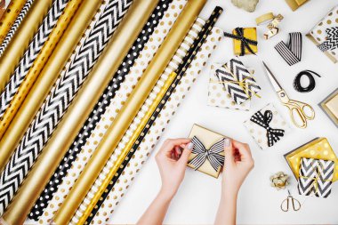 Eller masanın üzerine çeşitli kağıt ambalaj ile hediye ambalaj üstten görünüm