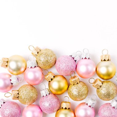 Beyaz arka plan üzerinde izole pembe ve altın Noel baubles