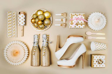 Noel düz baubles, şampanya şişeleri, hediye ve topuklu ayakkabı ile yatıyordu